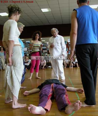 Préparation d'une danse de réhablitation profonde en Biodanza